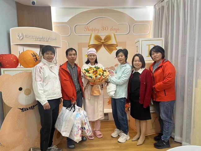 星群工會慰問“三胎”職工家庭，傳遞溫暖關(guān)懷